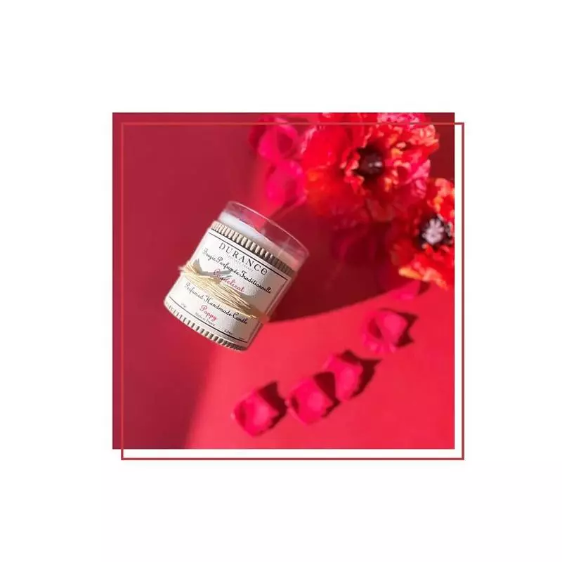 bougie-parfumee-coquelicot-durance-entourée de fleur des champs