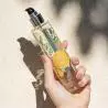 Eternelles-huiles-seches-corps-Fleur d'oranger-dans une main