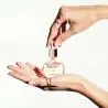 huile-kerastase-glaze-drops-gloss-absolu-cheveux-longs-anti-frisottis-mains