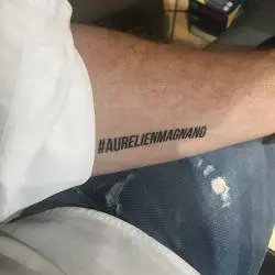 le tatouage ephémère du hastag Aurelien Magnano collé sur un avant bras