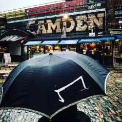 Le M parapluie de la marque Aurelien Magnano à camden- londres