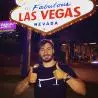 un homme qui porte un M tee shirt noir de la marque Aurelien Magnano devant le panneau fabulous à Las Vegas USA