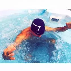 Le bonnet M par Aurélien Magnano - bonnet de piscine de la marque Aurelien Magnano sur un homme dans une piscine