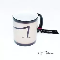 Le Mug de la marque Aurelien Magnano -MuG nano Après transformation magIque laissant apparaître la lettre M en noir sur blanc