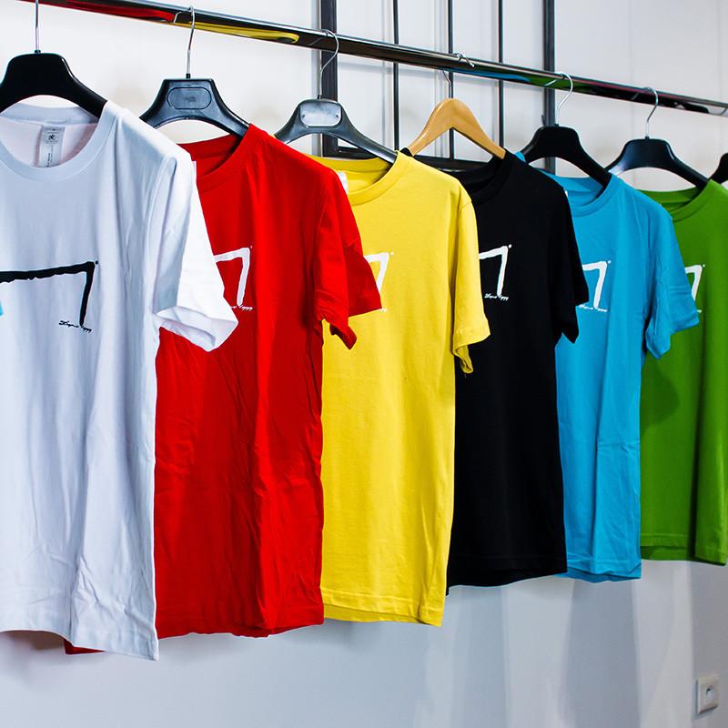 Les M tee shirt de la marque Aurelien Magnano dans le store boutique à Montauban  sur des cintres -nombreuse couleurs