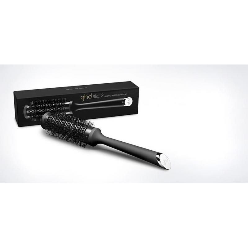 Brosse ronde ceramique GHD taille-diamètre-35 mm- parfait pour vos brushings mi-longs avec son coffret Brosse ronde ceramique GHD taille-diamètre-35 mm- parfait pour vos brushings mi-longs avec son coffret
