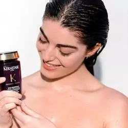 nouveau shampooing Bain Régénérant Chronologiste Kerastase-revitalisant jeunesse-dans-mains-jeune-femme