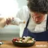 le chef Juan Arbelaez assaisonne une salade avec l'huile d'olive bio kalios