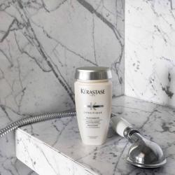Bain densité de Kérastase-un shampooing repulpant à effet de masse dans une salle de bain